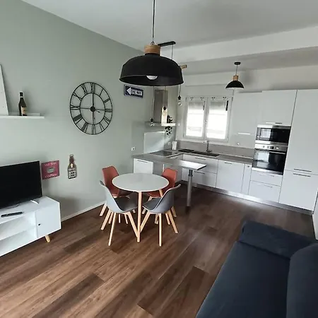Isola 2 Bedrooms דירה *